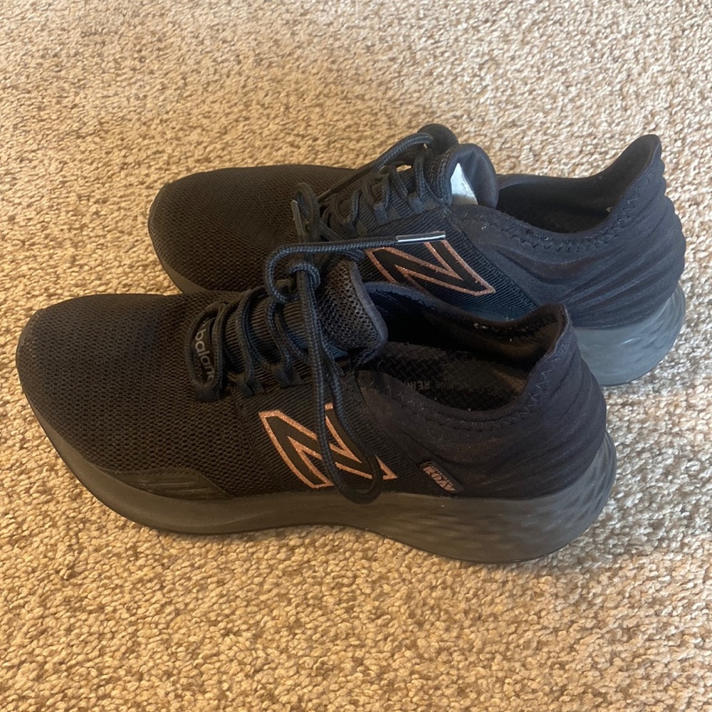 NEW BALANCE sneaker - size 8 - black and rose gold